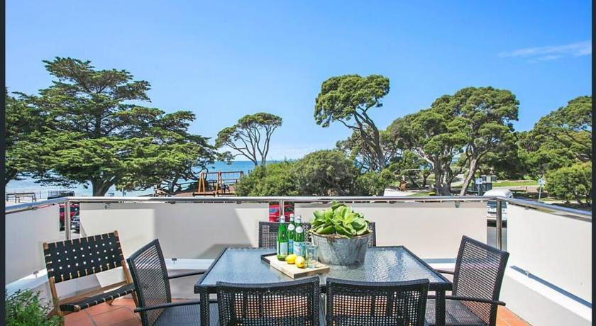 Lonnie Beach View Apartment
