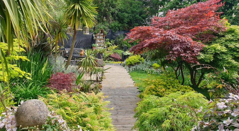 Tropical Garden Oasis Rooms