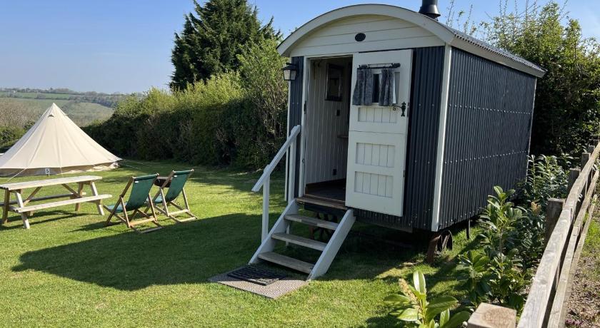 Home Farm Shepherds Hut with Firepit and Wood Burning Stove