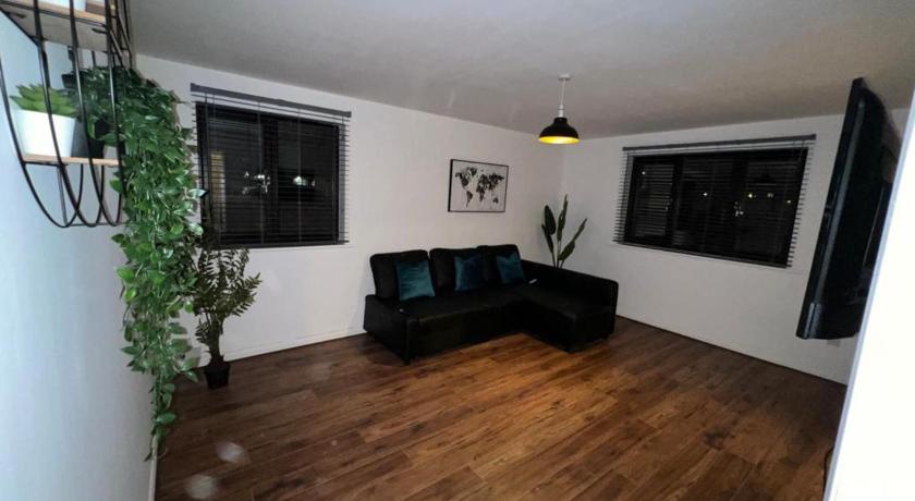Impeccable 2-Bed Apartment in Grays London