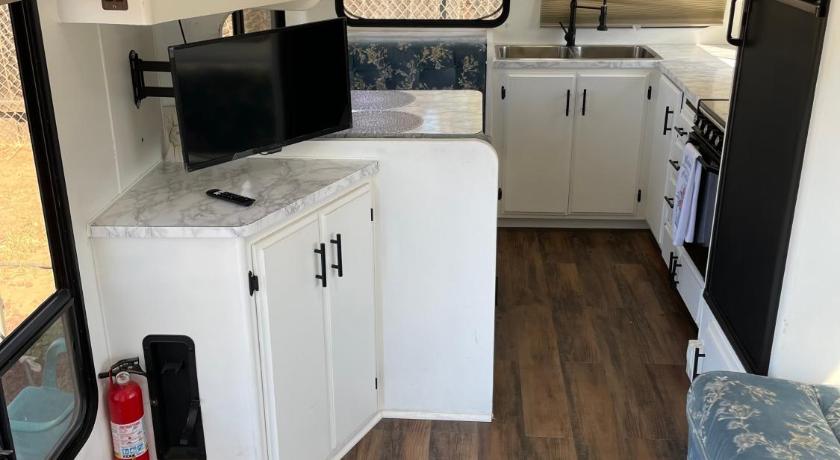 RV2 Stunning RV Private Netflix FreeParking