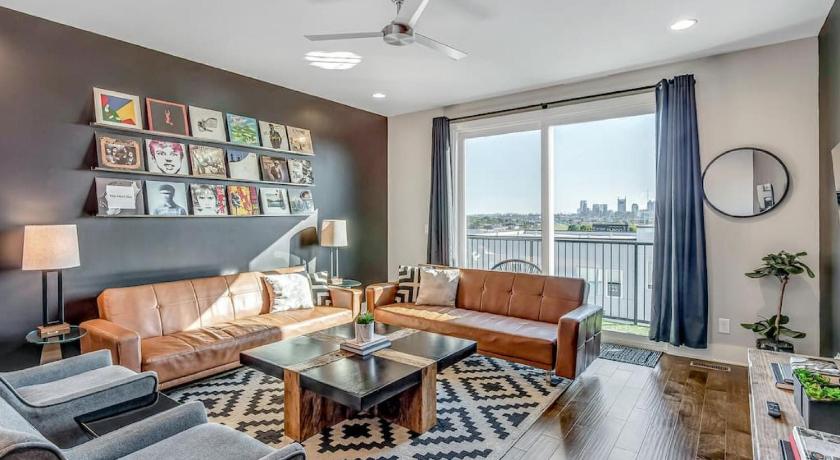 Big NEW and Modern with Skyline View Mural and Ping Pong