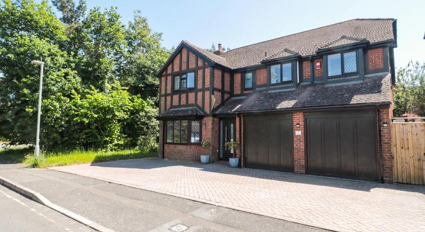 1 Charlotte Close