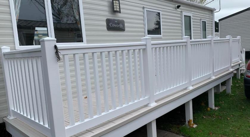 New 2 bed holiday home with decking in Rockley Park Dorset near the sea