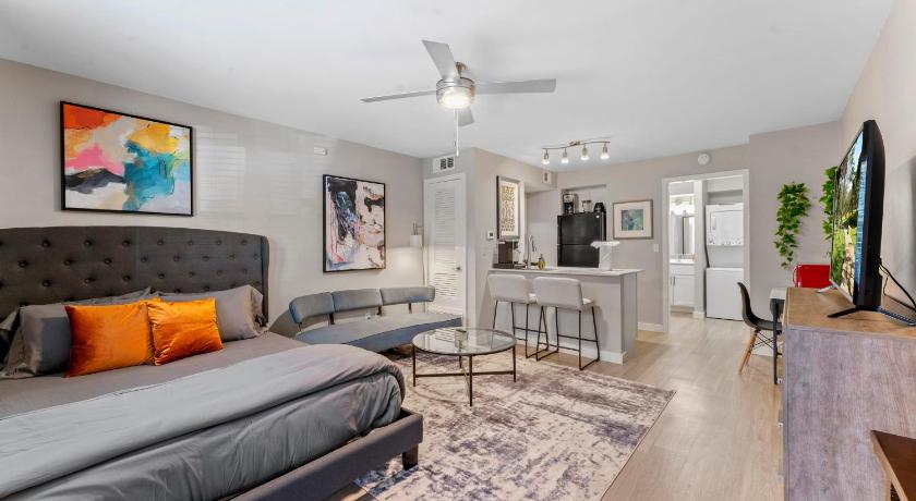 Cozy Efficiency Studios Close to Downtown and Domain