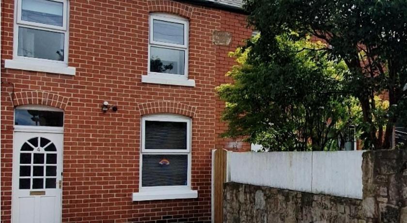 Entire town house with free parking