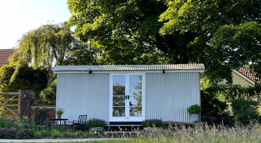 Wellsprings Farm - Self-catering shepherds hut with private garden