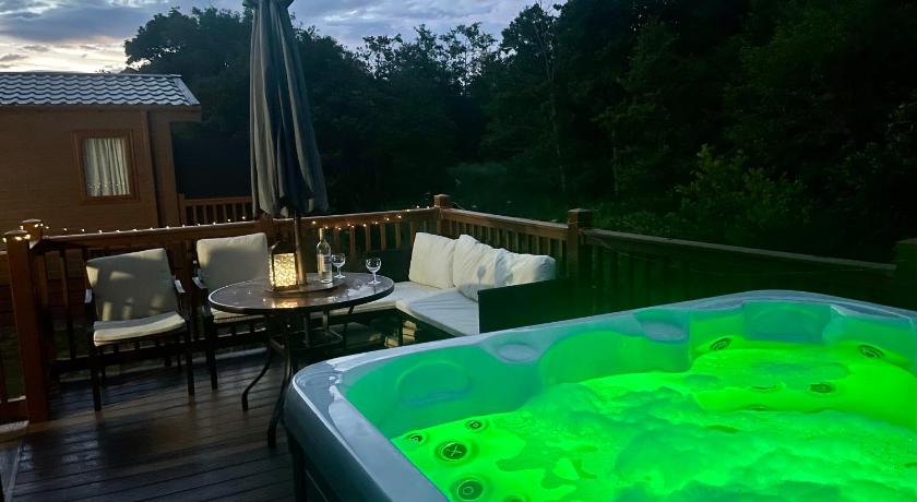 Carre Retreat with private hot tub