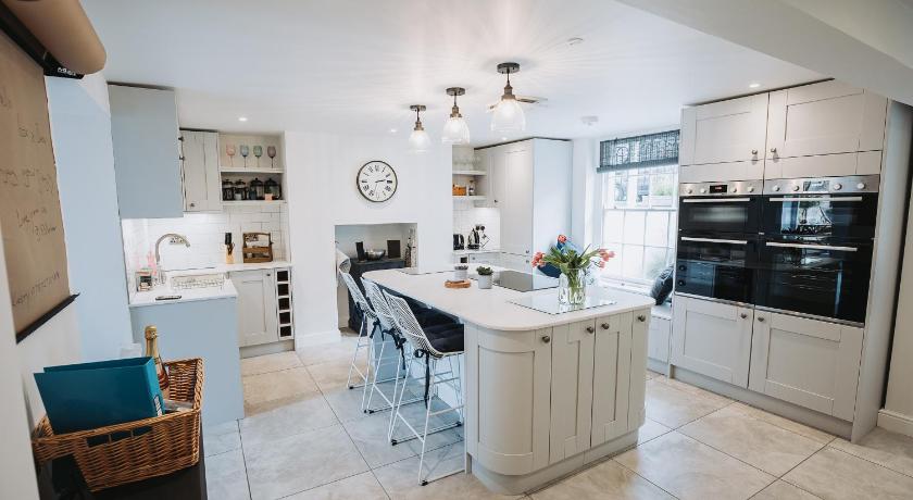 Stunning 5 bedroom period property by the sea