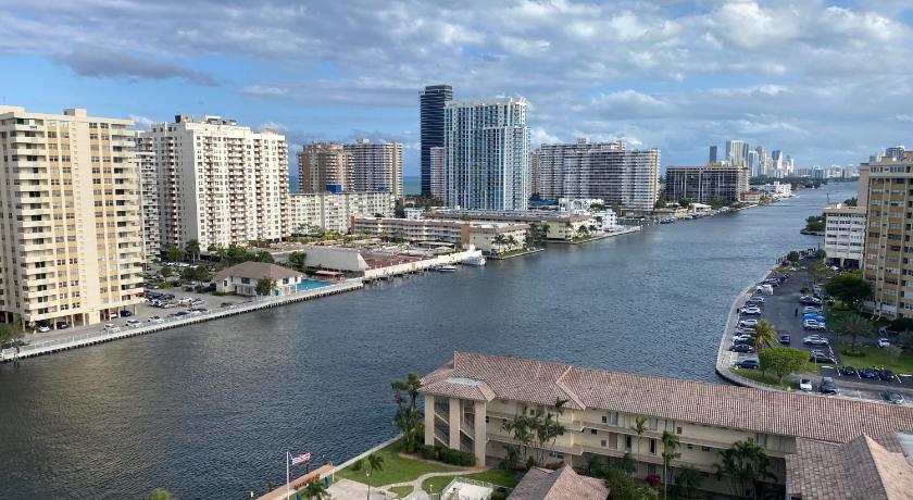 Chic Beach Studio Walk to Shore Sleeps 4 -14B