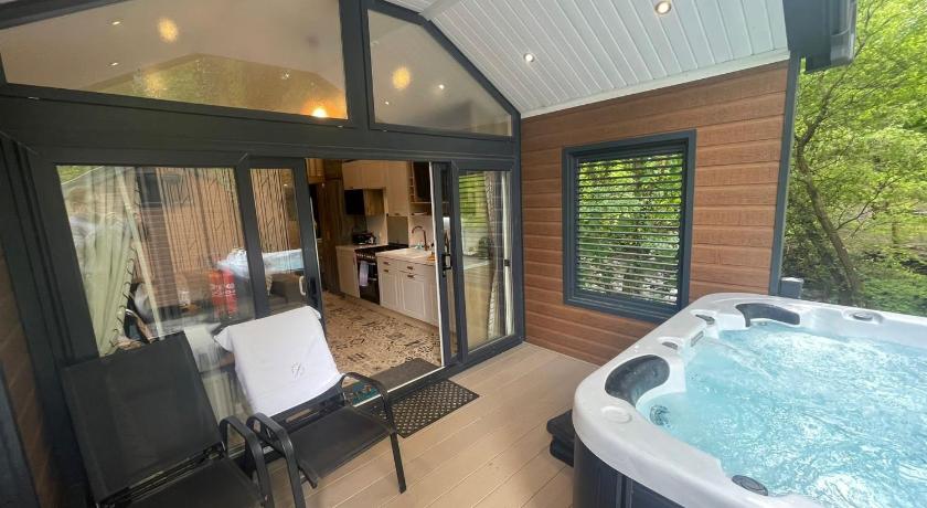 P76 - Riverside Family Pod with Hot Tub