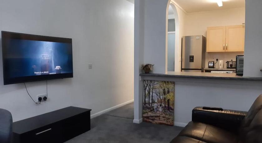Entire Rental, Easy Reach to Etihad Stadium