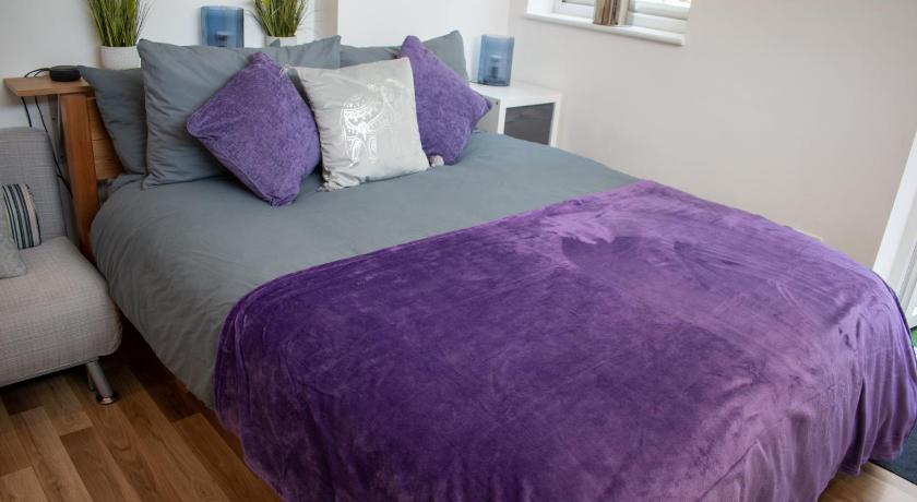121 Studio - Central Studio Apartment, Terrace & Full Kitchen - Airport & Train Shuttle