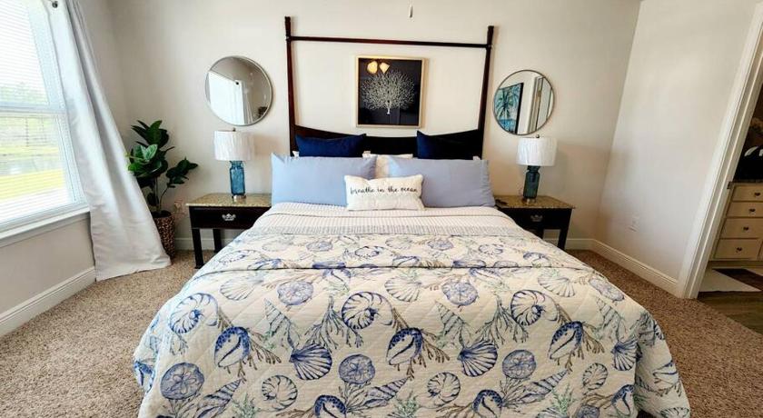 ENTIRE HOME- Gorgeous 3br Townhome Pool, Grill, WD, 2 FREE drive up spaces Sleeps 6 Close to everyth