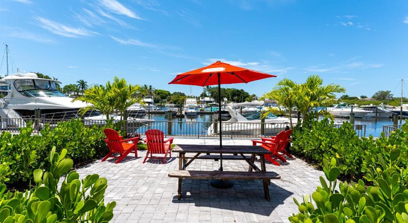 Room 127 - Waterfront, Heated Pool, Huge TV, Tiki Bar & Grill