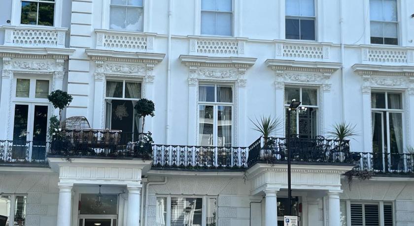 2-4 bedroom 2 roof terraces prime Notting Hill