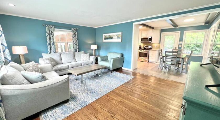 The Best Family & Friends Hangout & Pet Friendly!!