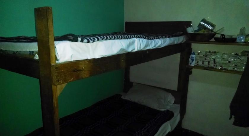 Postel ve 4lůžkovém společném pokoji pro muže Hospedaje La Colonial