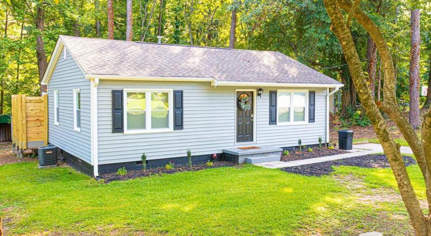 Homey Bungalow Convenient to Marietta and I-75!
