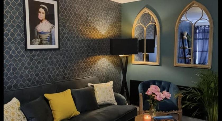 Stylish Scottish House with garden and parking
