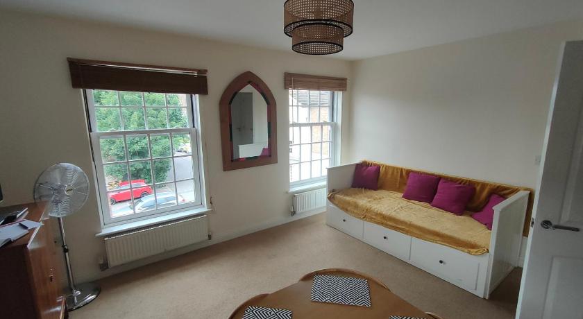 Central Taunton 2-bedroom apartment, great location!