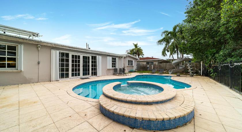 Pool House on the Water 2