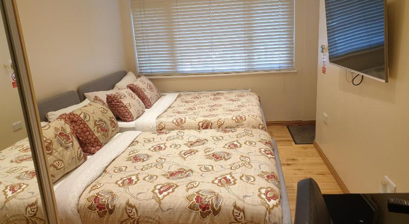 London Luxury Apartments 1 min from Redbridge Station with Parking