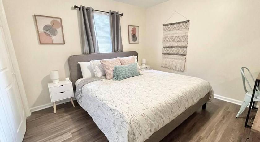 *Pristine Pad * King Bed *Duke * Long Term Stays*