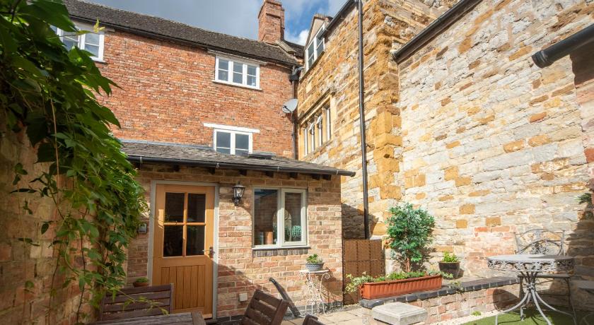 Cotswolds period townhouse near Stratford-upon-Avon, central location short walk to pubs, restaurant