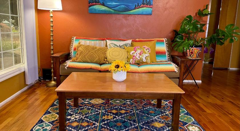 Colorful 50's Ranch in the Heart of Eugene