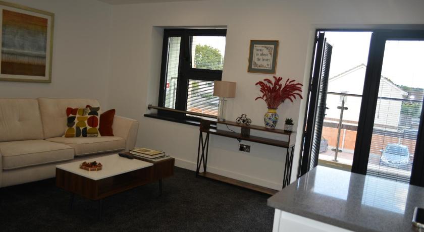 Cozy & Bright 2-Bedroom Apartment with Large Balcony and Free Parking