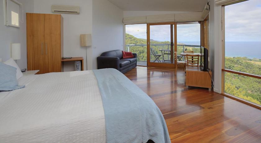 Chris's Beacon Point Restaurant & Villas