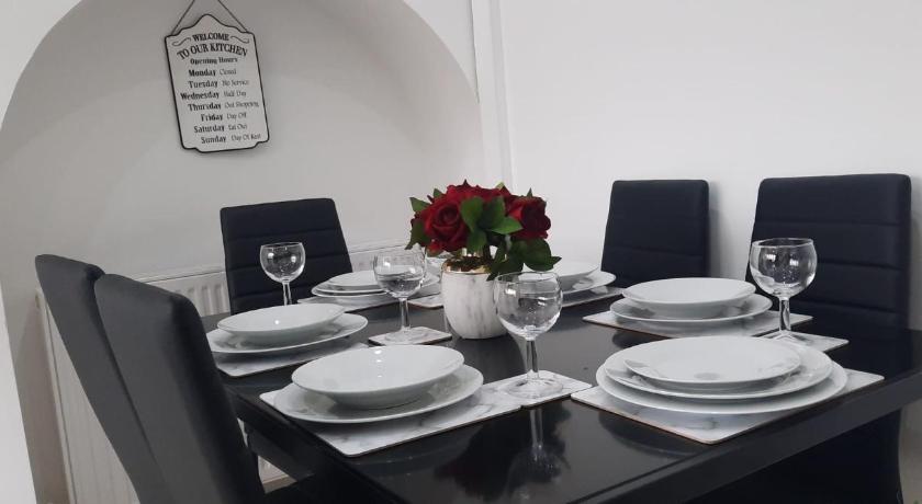 Stylish and homey 3 bedroom house with free parking & Wi-Fi