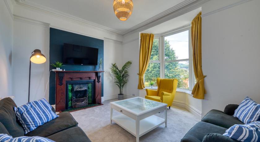 Brent House - 4 bedroom home close to shops, harbour & beaches