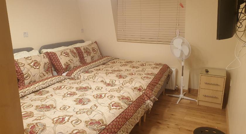 London Luxury 3 bedroom 2 bathrooms flat 1 min to Redbridge Station FREE parking & WIFI