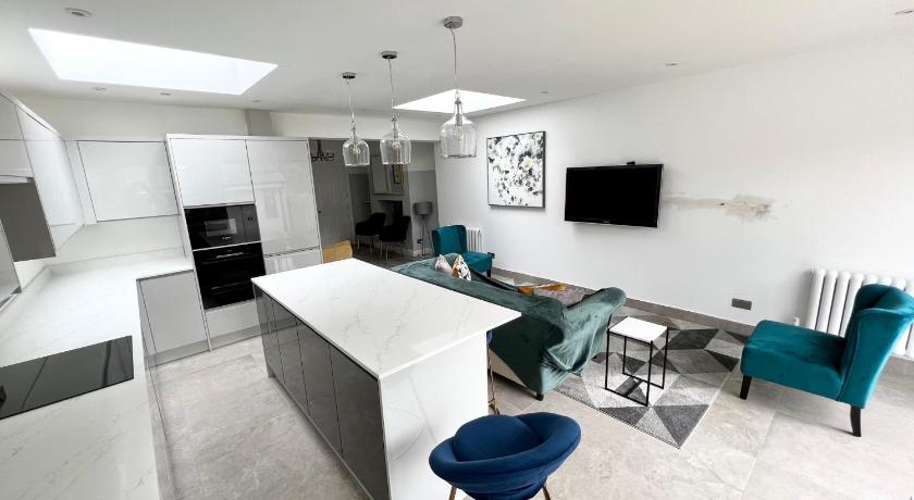 3 Cosy Homes Walking Distance to Mall with Parking Available to Book Separately 3 Bed House Or 1 Bed