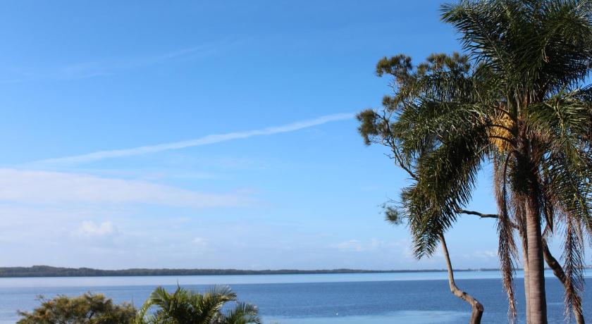 Tuggerah lakefront 4 bed 2 bath home with stunning views