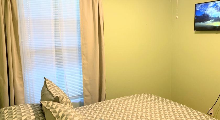 Evergreen Jolly Room with TV