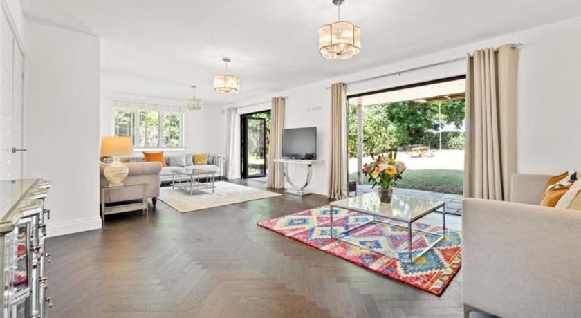 Hampshire gated home in exclusive location