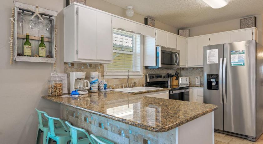 200 yds to private gated beach access- 3BR-2BA- quiet location in the heart of Destin!