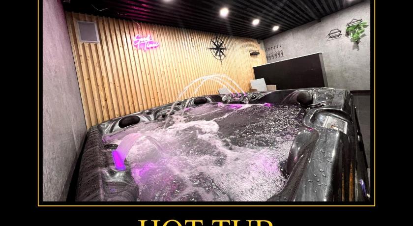 Penthouse Style Luxury 2 Bedroom House has Hot-Tub, extra fees apply