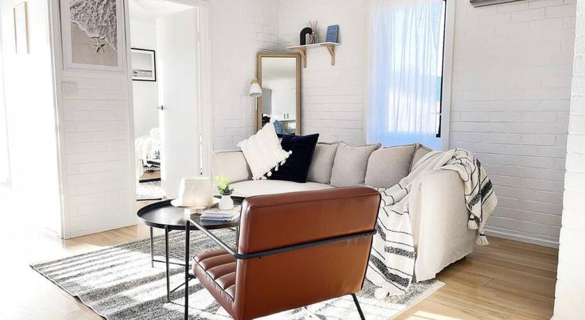 The Shoreline - Absolute Beachfront 2BR Batehaven