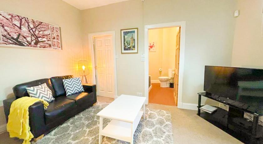 Quaint & Peaceful 1 Bed Central Mews Apt, West End