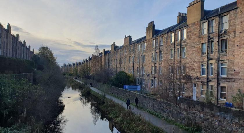 Cosy 1 Bedroom Flat with View of Union Canal