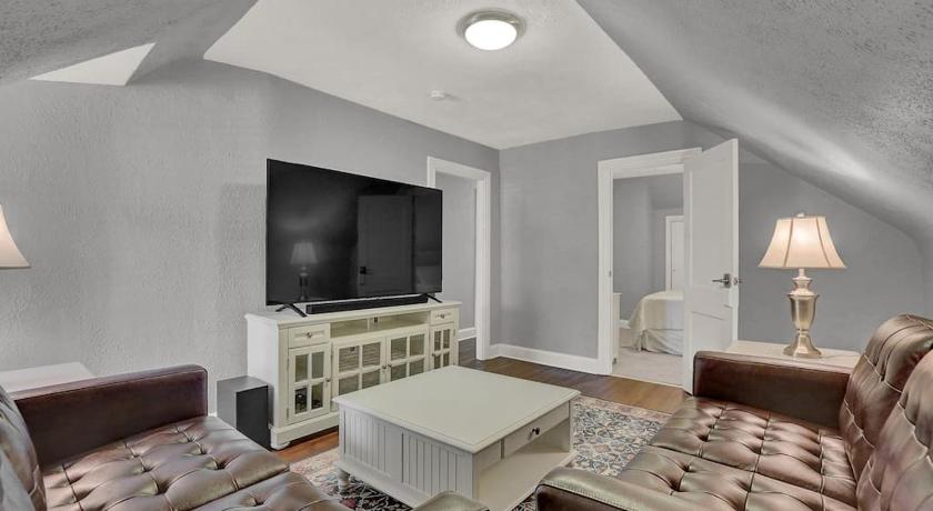 Suites on Seneca - Gorgeous One Bedroom Apartment