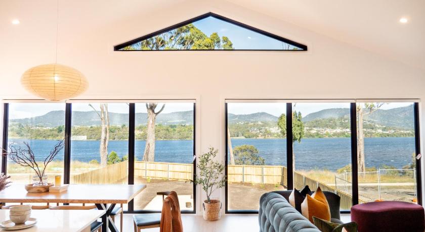 Luxurious Waterfront home in the North of Hobart