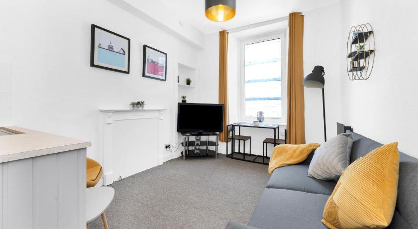 Modern & Spacious 1 Bedroom Apartment - Close to City Centre - Sleeps Up to 3 Guests