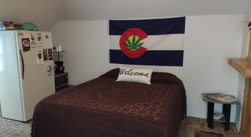 Quiet upstairs studio close to town 420 friendly