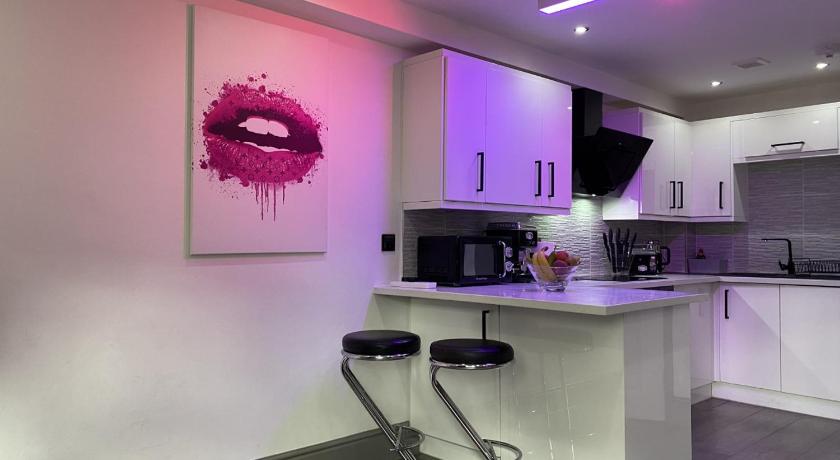 Modern Spacious 1 Bed Apartment with Free Parking in Trendy Inner London Suburb 15 mins walk to Vict