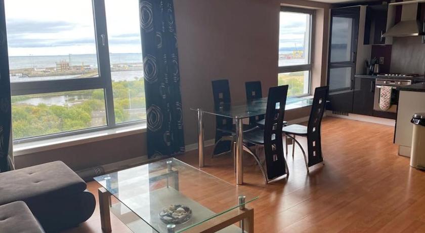 Modern 2 bed apartment with stunning seaside view